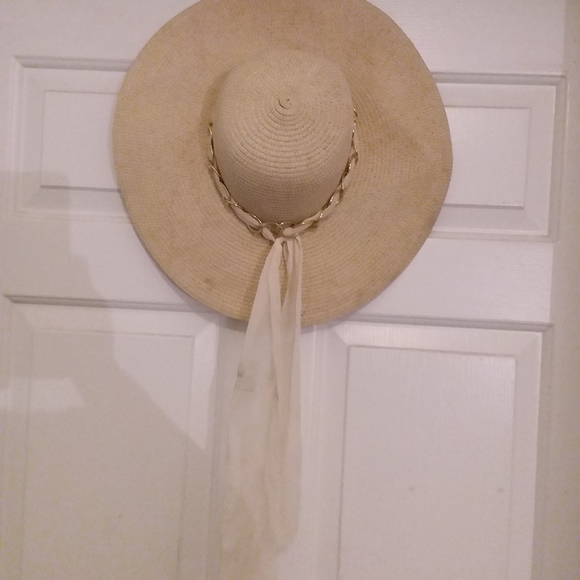 Beautiful floppy Hat - Picture 3 of 8